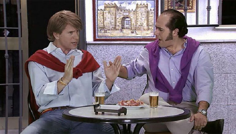 Los humoristas El Cabeza y El Culebra en uno de sus piezas sobre postureo sevillano