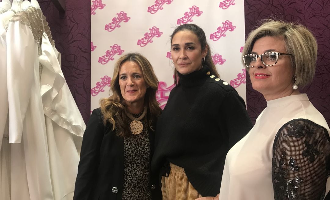 De izquierda a derecha, la concejala de Promoción Económica, Rosario Morales de Coca, la diseñadora Vicky Martín Berrocal y la gerente de Atelier Jaén, Carmen Marín.