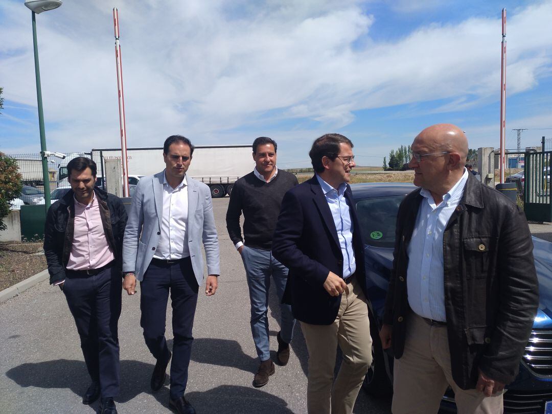 Luis Carlos Salcedo, Guzmán Gómez, Raúl de la Hoz, Alfonso Fernández Mañueco y Jesus Julio Carnero acceden a las instalaciones de Calprint