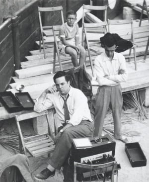 Alan Lomax junto a su grabadora en el Festival de Palma de Mallorca en 1952