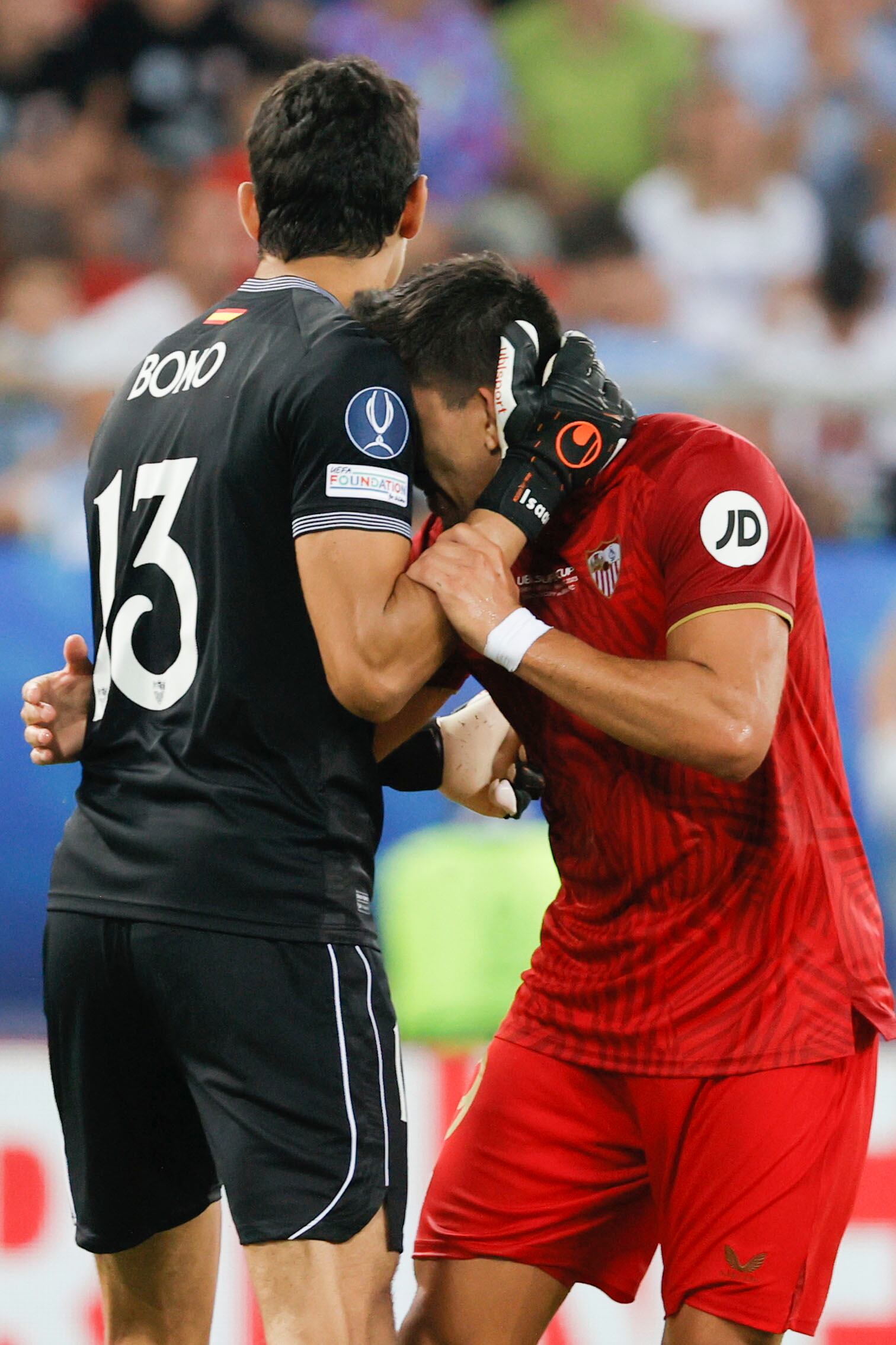 EL PIREO (GRECIA), 16/08/2023.- El portero marroquí del Sevilla Yassine Bono (i) y su compañero argentino Marcos Acuña durante el partido de la Supercopa de Europa entre el Sevilla y el Manchester City, en el estadio Georgios Karaiskakis, en El Pireo (Grecia). EFE/ Juan Carlos Cárdenas
