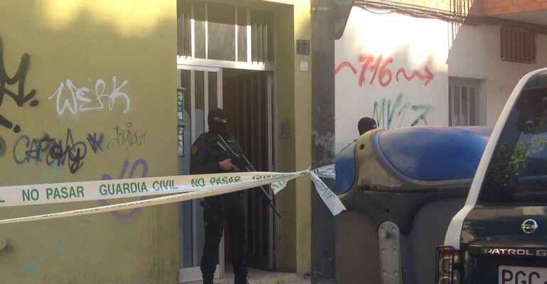 Imatge de l&#039;edifici al carrer Pere de Cavassèquia de la ciutat de Lleida on s&#039;han produït les detencions.