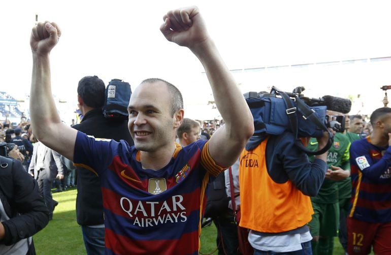 Iniesta celebra el título en el césped de Los Cármenes