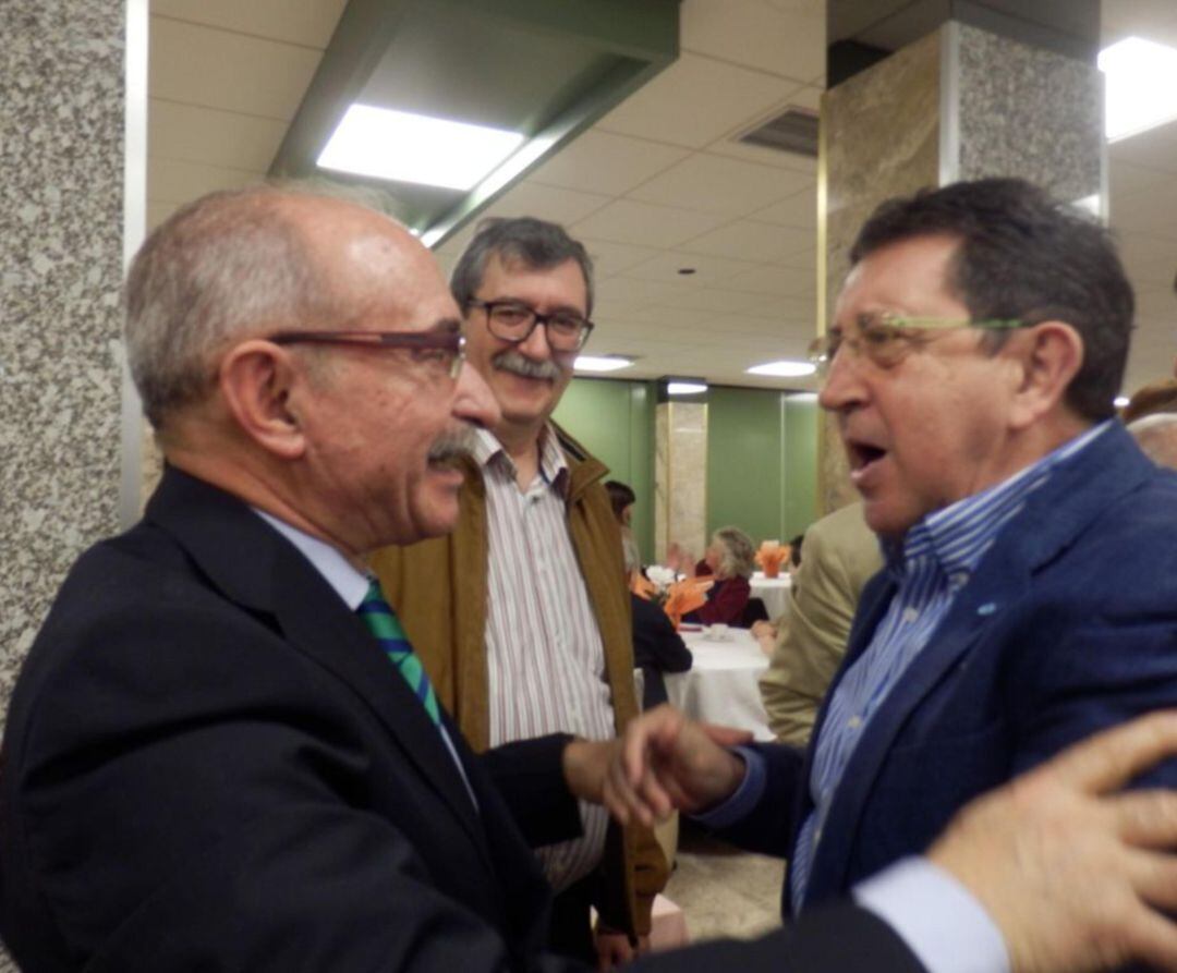 Antonio García Rivilla felicitando a Alfredo Matesanz el día de su homenaje popular