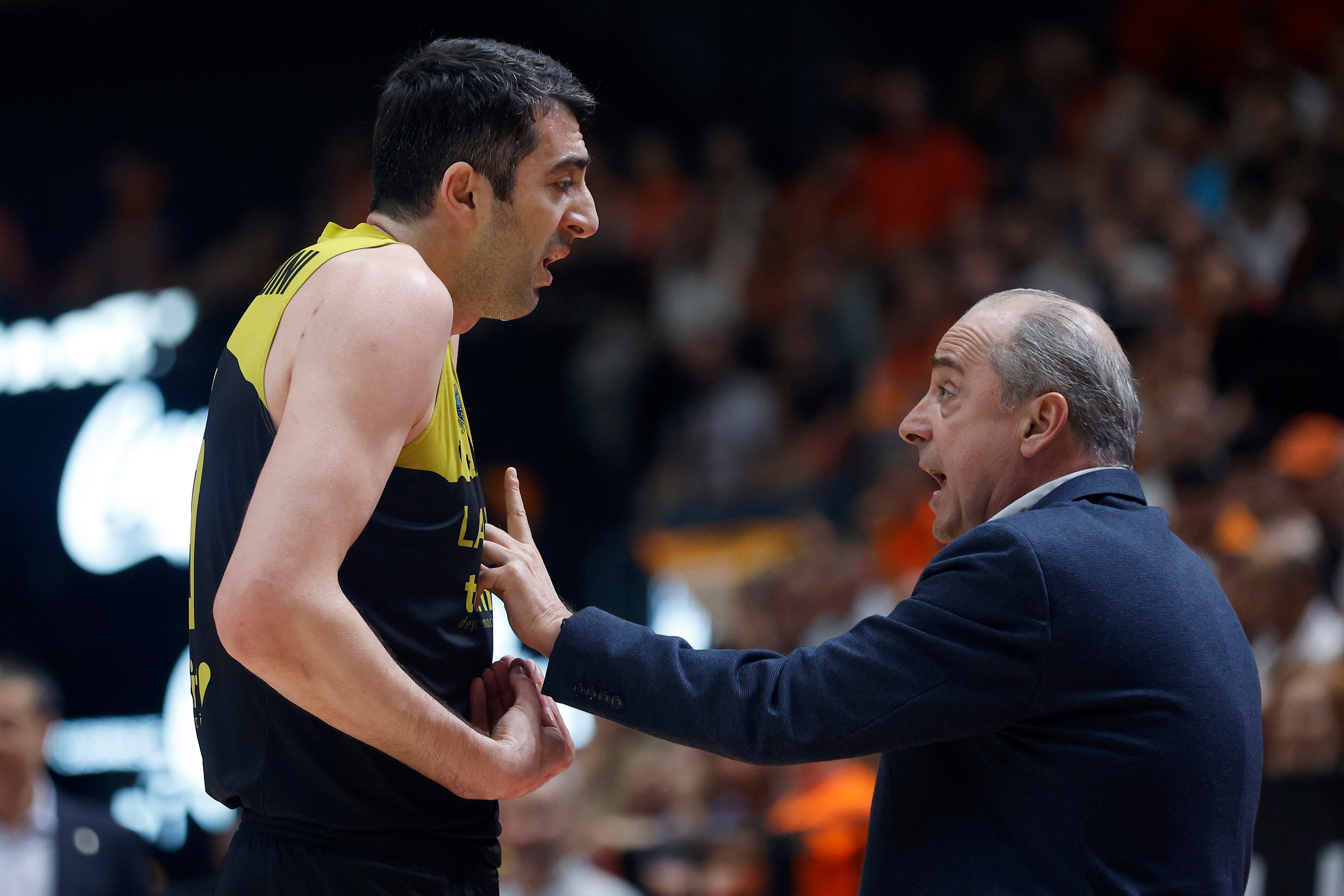 VALENCIA, 10/06/2025. El entrenador de La Laguna Tenerife Txus Vidorreta (d) habla con Giorgi Shermadini, durante el primer encuentro de las semifinales de la Liga Endesa que Valencia Basket y La Laguna Tenerife disputan hoy martes en el pabellón de la Fuente San Luis, en Valencia. EFE/Miguel Ángel Polo.