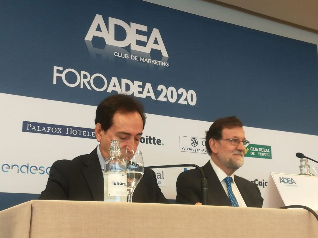 El presidente de ADEA, Salvador Arenere, junto al expresidente Mariano Rajoy, durante su intervención en el Foro ADEA de Zaragoza