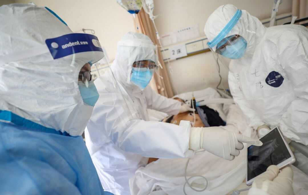 Médicos atienden a un enfermo de coronavirus en el hospital de la Cruz Roja de Wuhan.