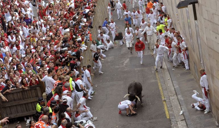 Cuatro corredores han resultado heridos por asta de toro en el quinto encierro de los sanfermines que han protagonizado los toros de la ganadería de José Escolar.