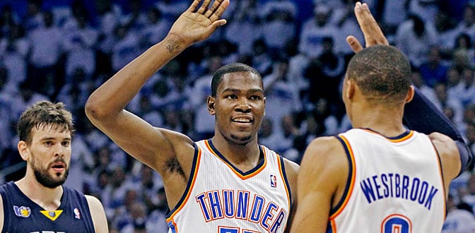 Durant y Russell Westbrook chocan las manos ante la mirada de Marc Gasol