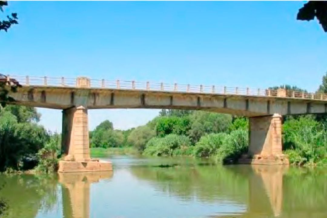 Pel pont de la C-252 sobre el riu Ter a Verges en una imatge d&#039;arxiu