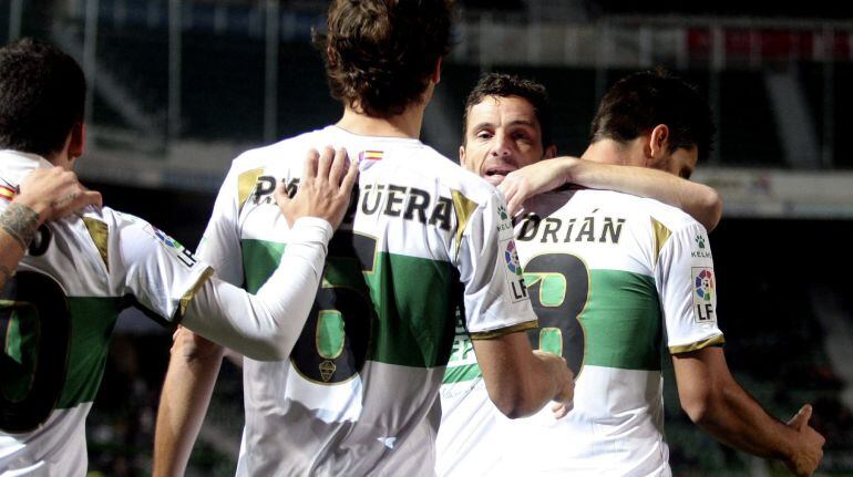 El centrocampista del Elche Adrián celebra con varios compañeros el gol marcado al Real Valladolid durante el partido de vuelta de dieciseisavos de final de la Copa del Rey.