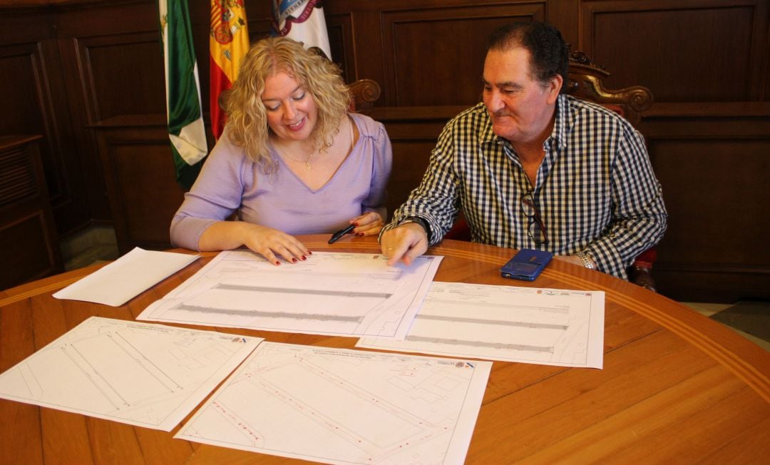 La alcaldesa de Motril, Flor Almón, y el teniente alcalde de Urbanismo, Antonio Escámez, presentan el proyecto de obra de las calles Ernesto Mira y Domingo Cuesta