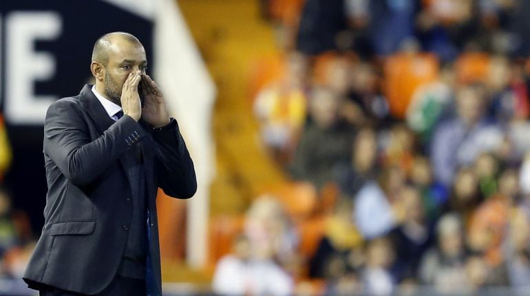 GRA234. VALENCIA, 31/10/2015.- El entrenador del Valencia, Nuno Espírito Santo, durante el partido frente al Levante de la décima jornada de Liga de Primera División que se juega hoy en el estadio de Mestalla. EFE/Kai Försterling