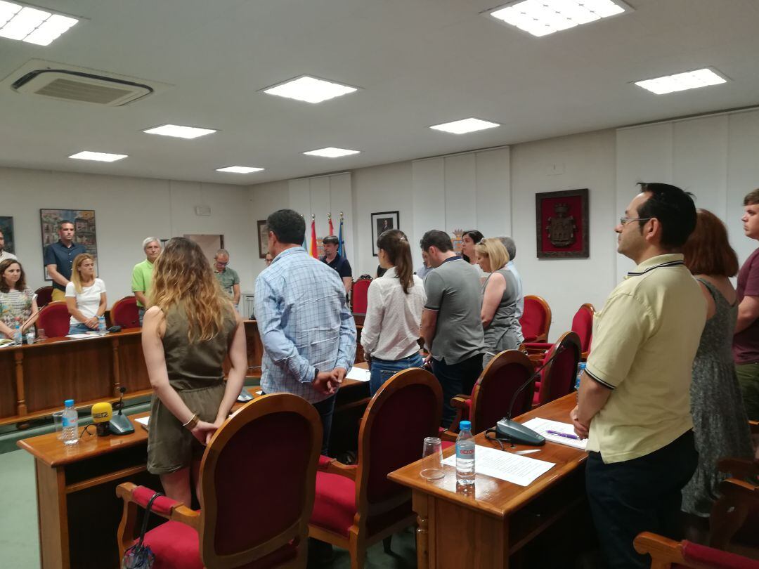 La corporación, antes de comenzar el pleno, guardó un minuto de silencio por el asesinato de la joven de Salas de los Infantes, Mónika Asenova 