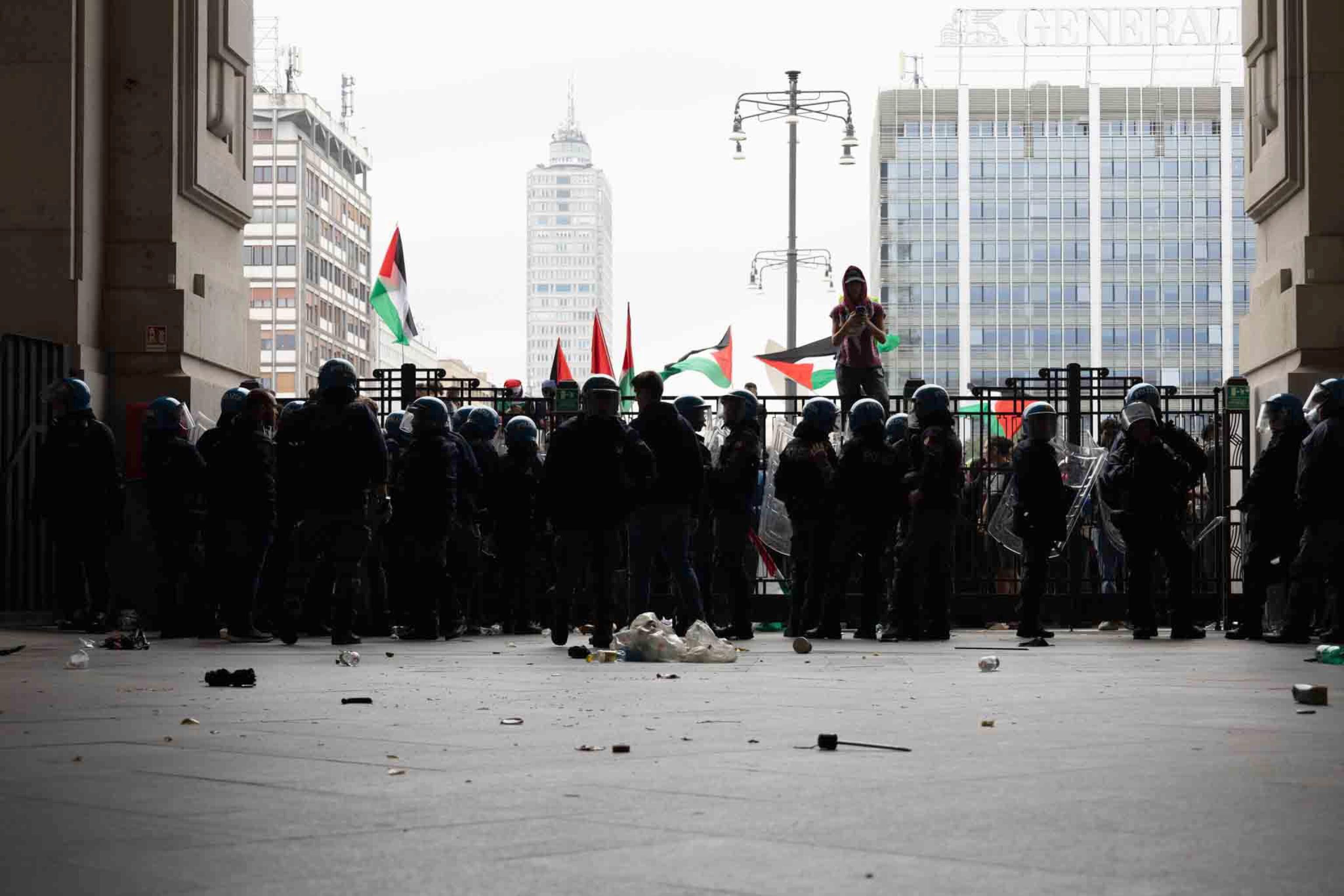 La policía antidisturbios monta guardia durante una protesta en la estación central, como parte de una huelga nacional bajo el lema «Bloqueemos todo», en Milán, Italia, el 22 de septiembre de 2025.