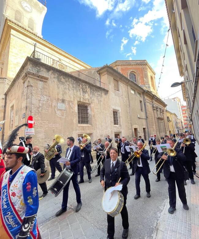 Banda La Lira, con los Moros Viejos en Villena
