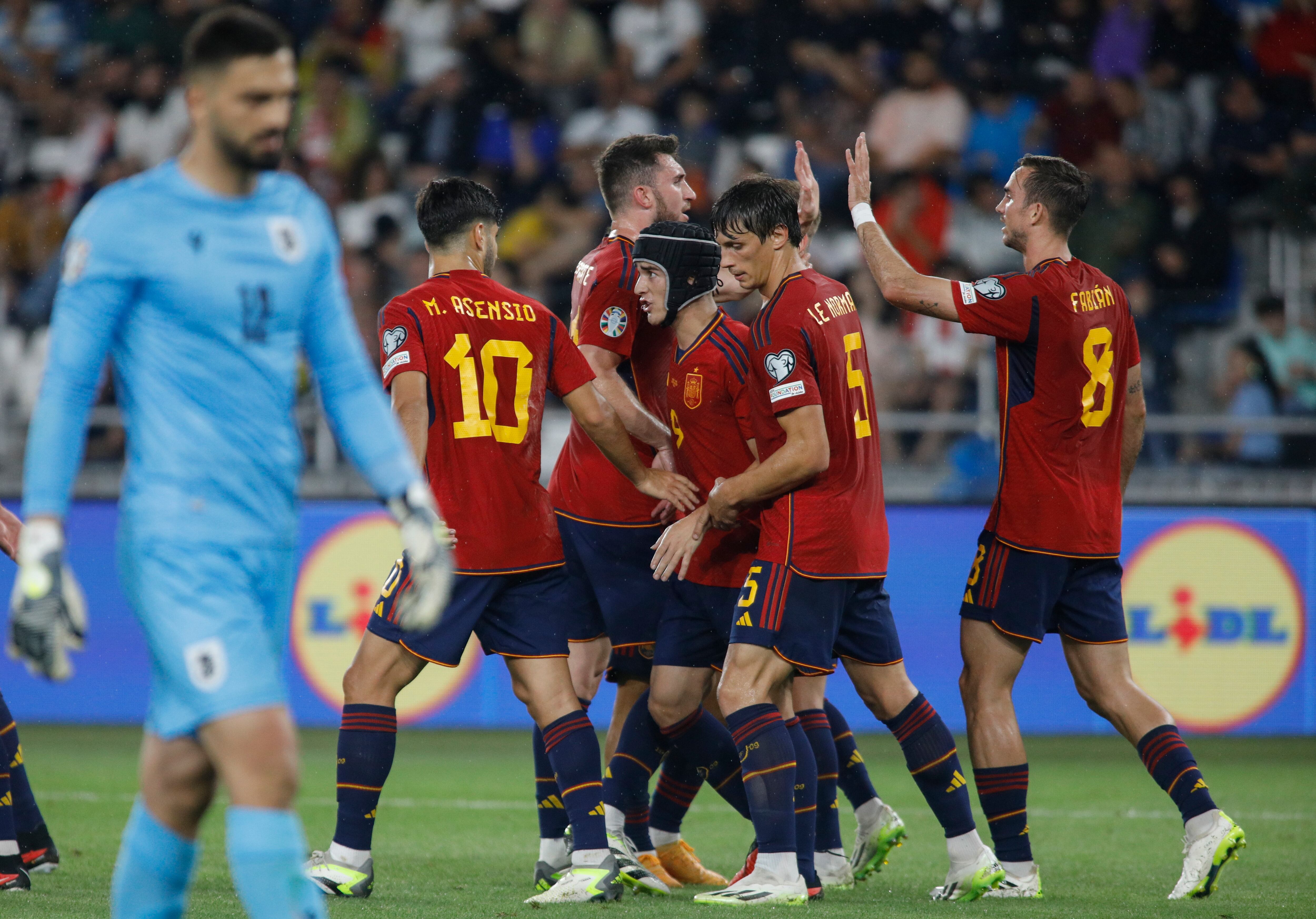 Los jugadores de la Selección celebran el primero.