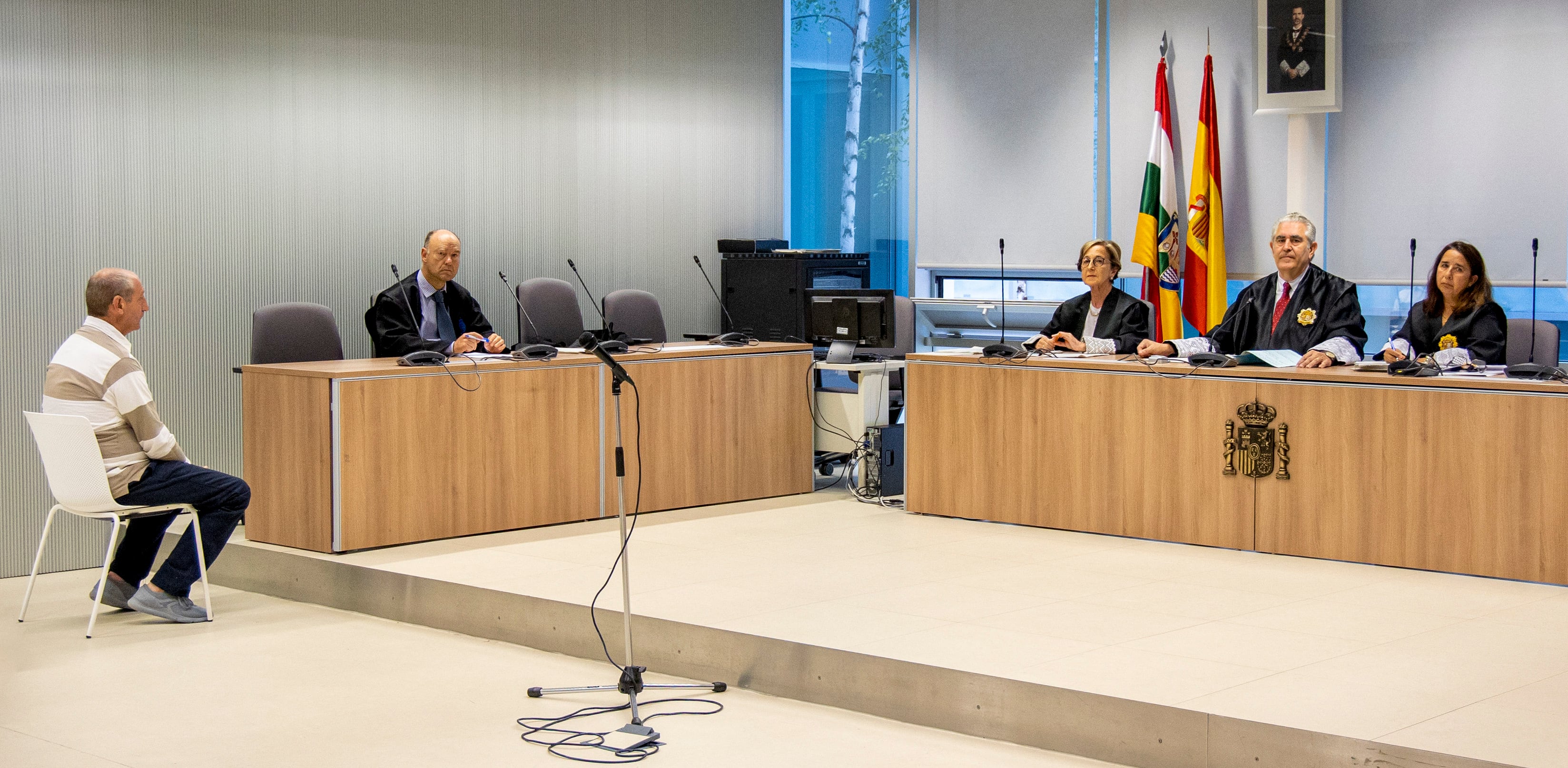 LOGROÑO (LA RIOJA) 04/07/2023.- Francisco Javier Almeida, condenado prisión permanente revisable por el asesinato con alevosía y agresión sexual de Álex, un niño de 9 años en el municipio riojano de Lardero, el 28 de octubre de 2021, asiste a la vista por el recurso presentado por su defensa contra la pena impuesta, este martes, en el Tribunal Superior de Justicia (TSJ) de La Rioja, en Logroño. EFE/ Raquel Manzanares