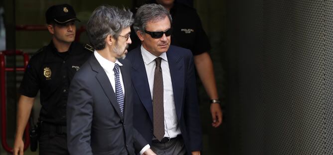 Jordi Pujol Ferrusola, junto a su abogado, a la salida del juzgado