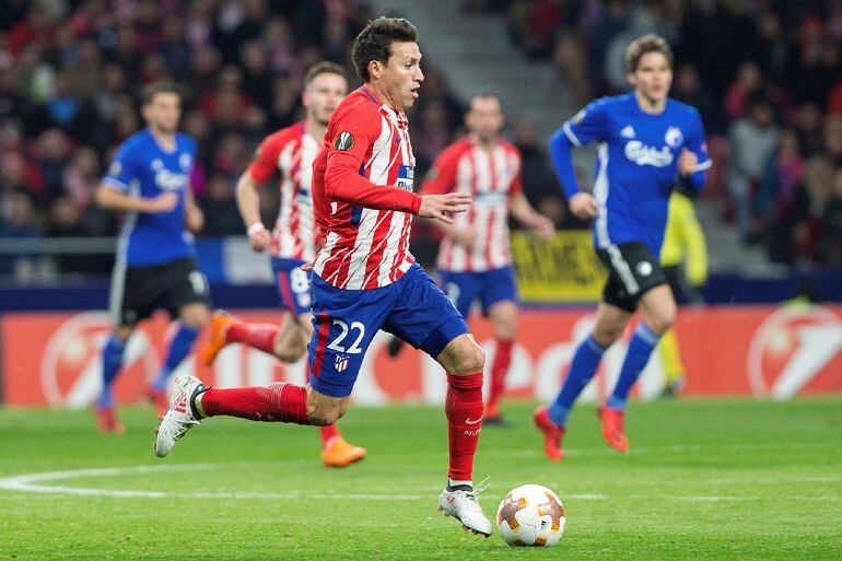 El centrocampista argentino del Atlético de Madrid Nico Gaitán, controla un balón durante el partido de UEFA Europa League contra el Copenhague 