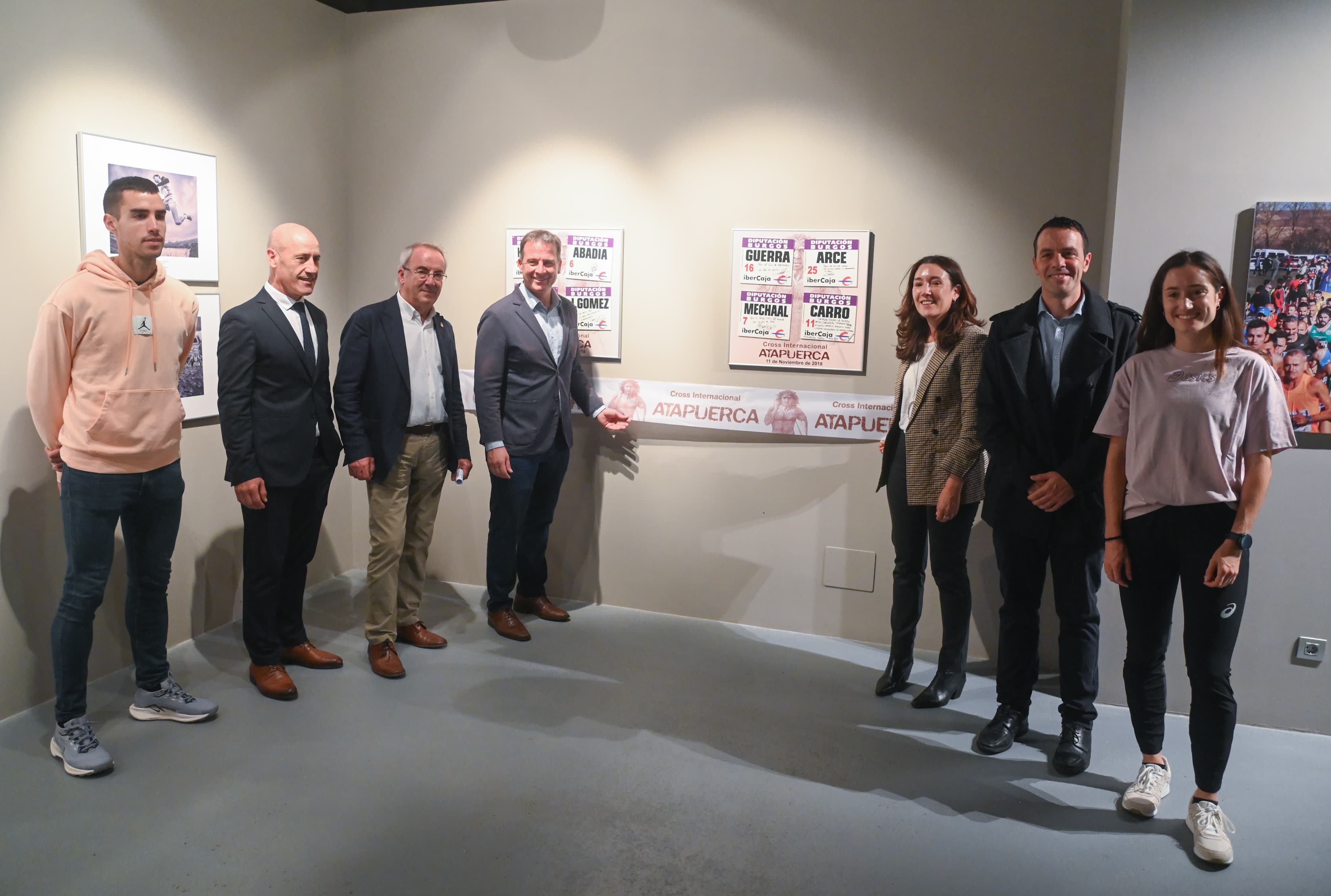 Autoridades presentes en la inauguración con Borja Suárez, presidente de la Diputación de Burgos, a la cabeza, y los atletas burgaleses Jesús Gómez y Cristina Ruiz. / Foto: Diputación de Burgos