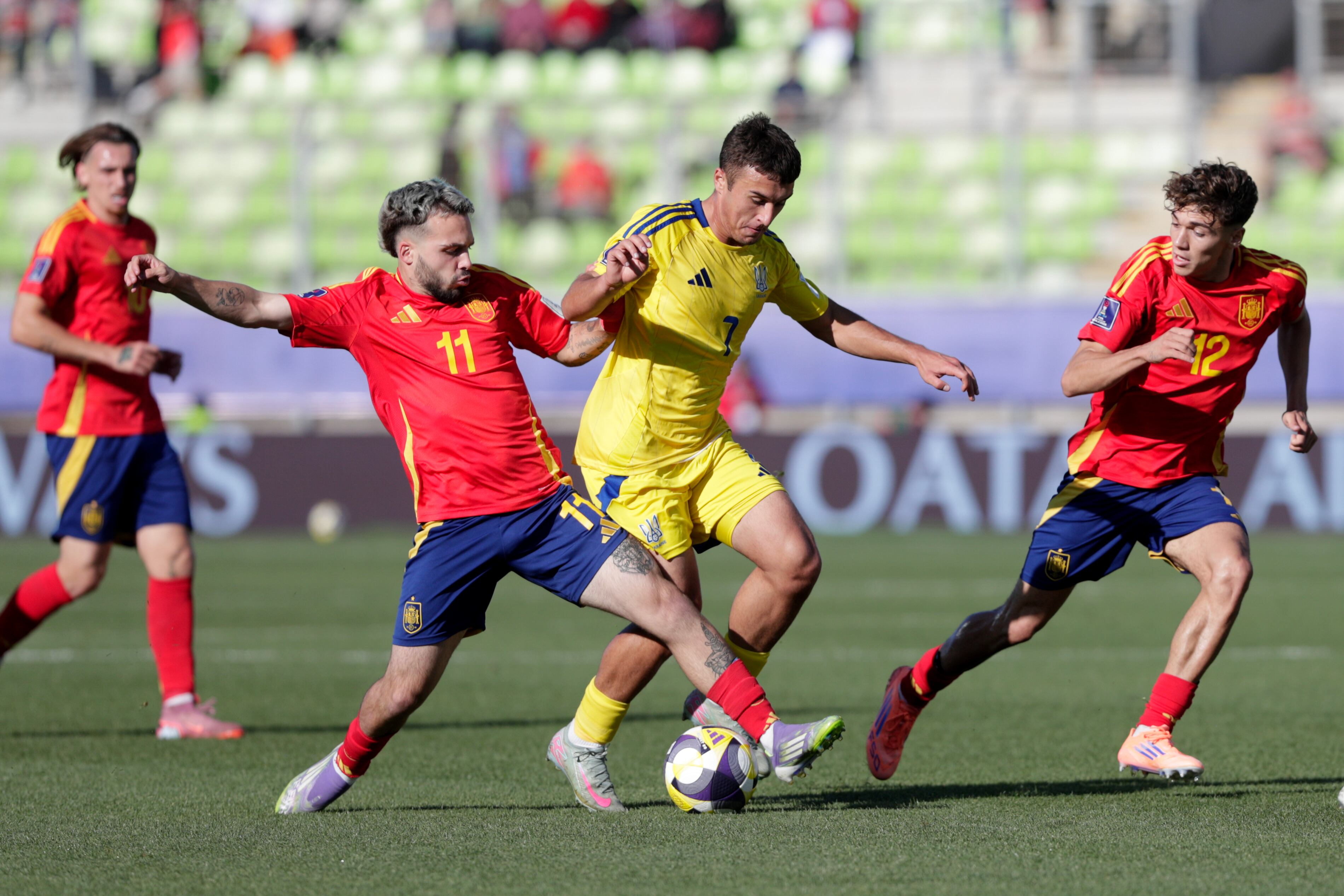 David Mella disputa un balón ante Ucrania