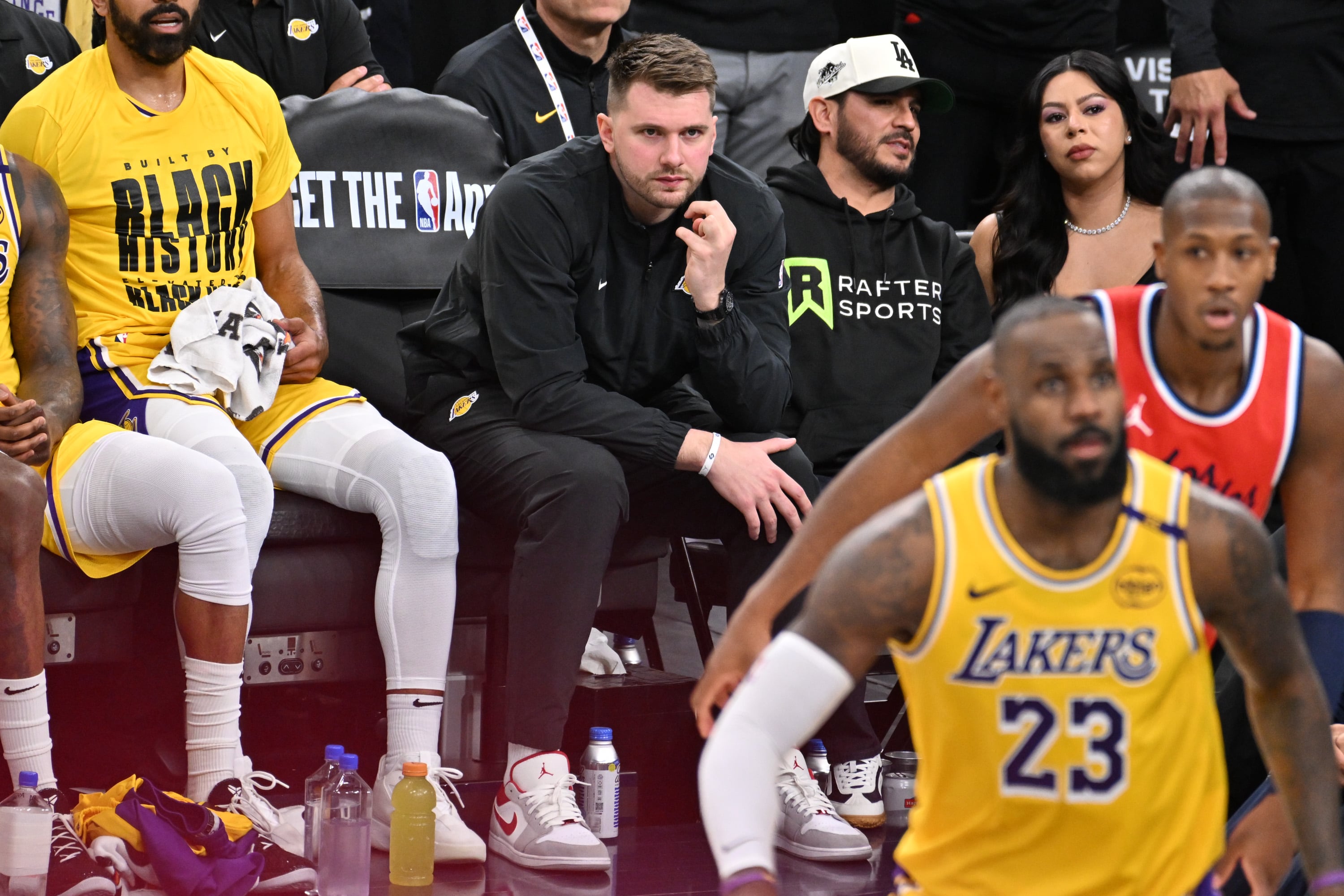 Luka Doncic presencia su primer partido como jugador de Los Ángeles Lakers