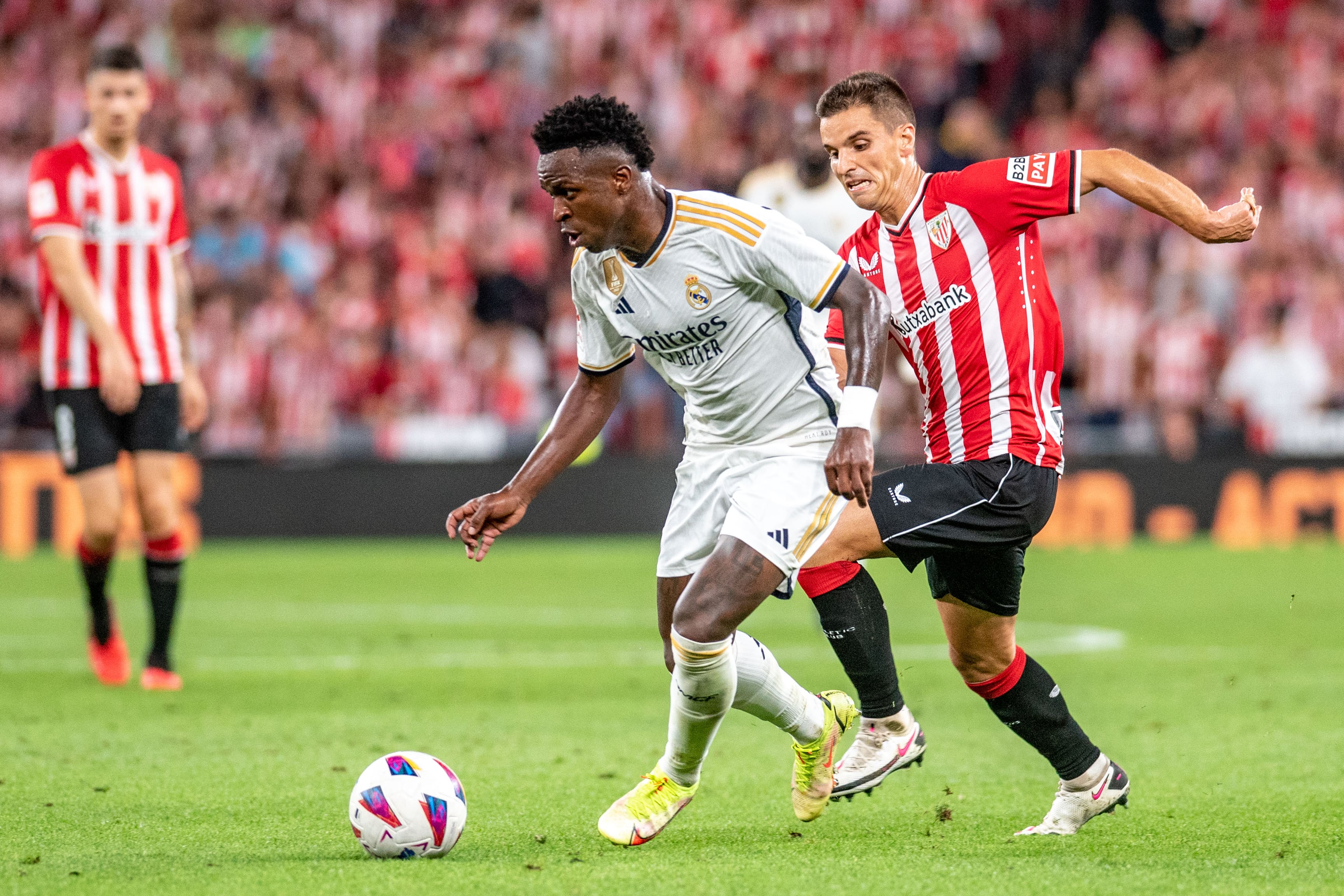 Bilbao, 12/08/2023.- El delantero brasileño del Real Madrid Vinícius Júnior (i) intenta llevarse el balón ante el centrocampista del Athletic Club de Bilbao Ruiz de Galarreta (d), durante el partido correspondiente a la jornada 1 de LaLiga este sábado en el estadio de San Mamés, en Bilbao. EFE/Javier Zorrilla
