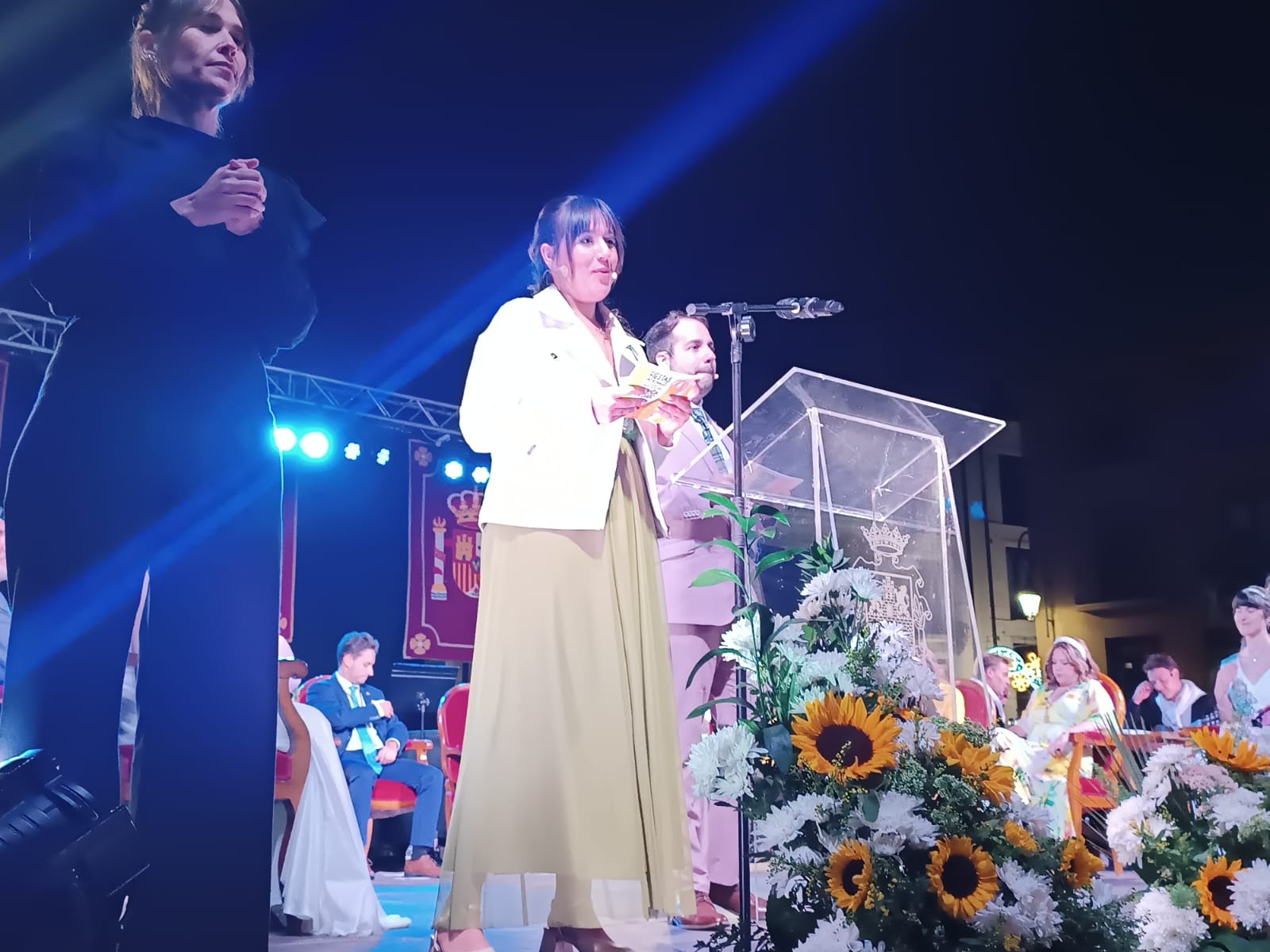 Beatriz Sanz (centro) y David Angulo, presentadores y organizadores del acto del pregón de fiestas de Aranda 2024 junto a la intérprete de signos María Andaluz