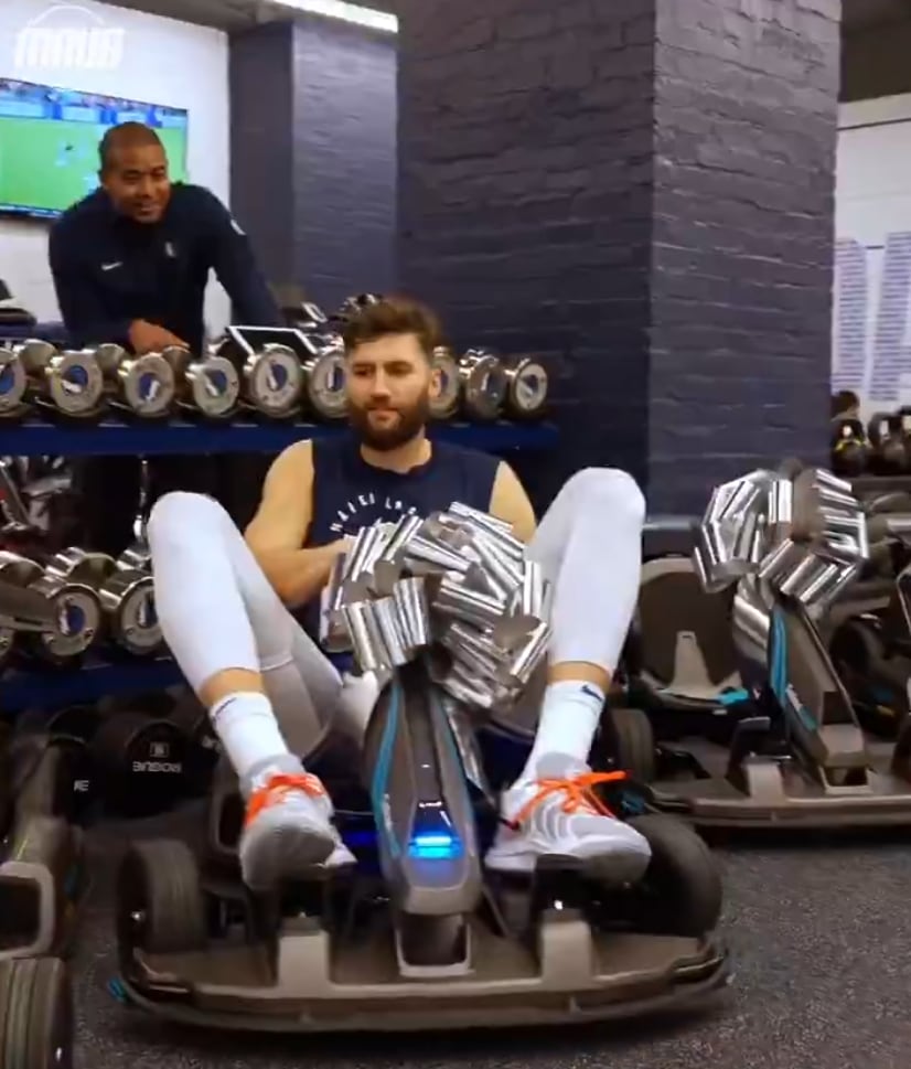 Luka Doncic se viste de Santa Claus y regala un kart a sus compañeros