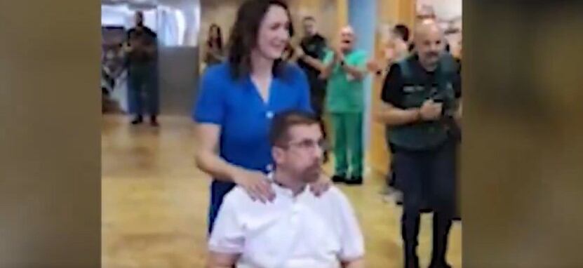 Marcos Troitiño, junto a su pareja, a la salida del hospital vigués en el que ha sido homenajeado por sus compañeros.