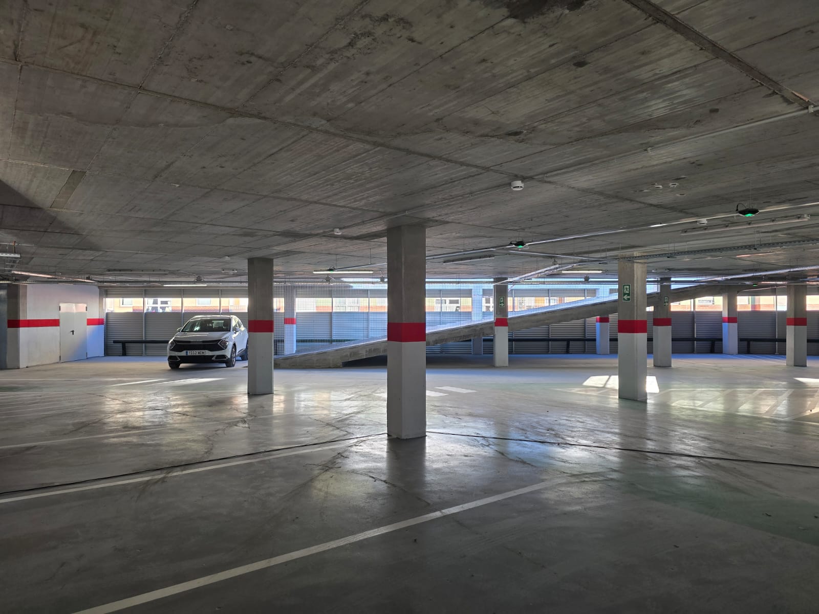 Interior del nuevo aparcamiento construido en el exterior del Ferial de Torrelavega.