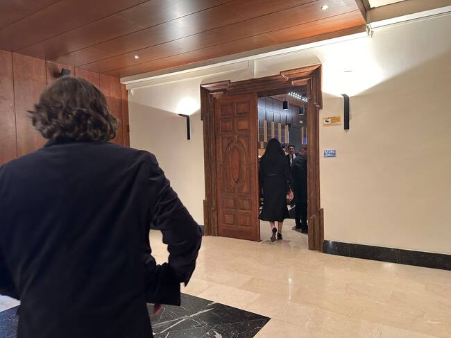 Rubió (primer plano) y Orduna (al fondo) regresaban al pleno tras un receso para una junta de portavoces urgente en la que la alcaldesa pedía al portavoz de Vox que "dejara de insultar a concejales"