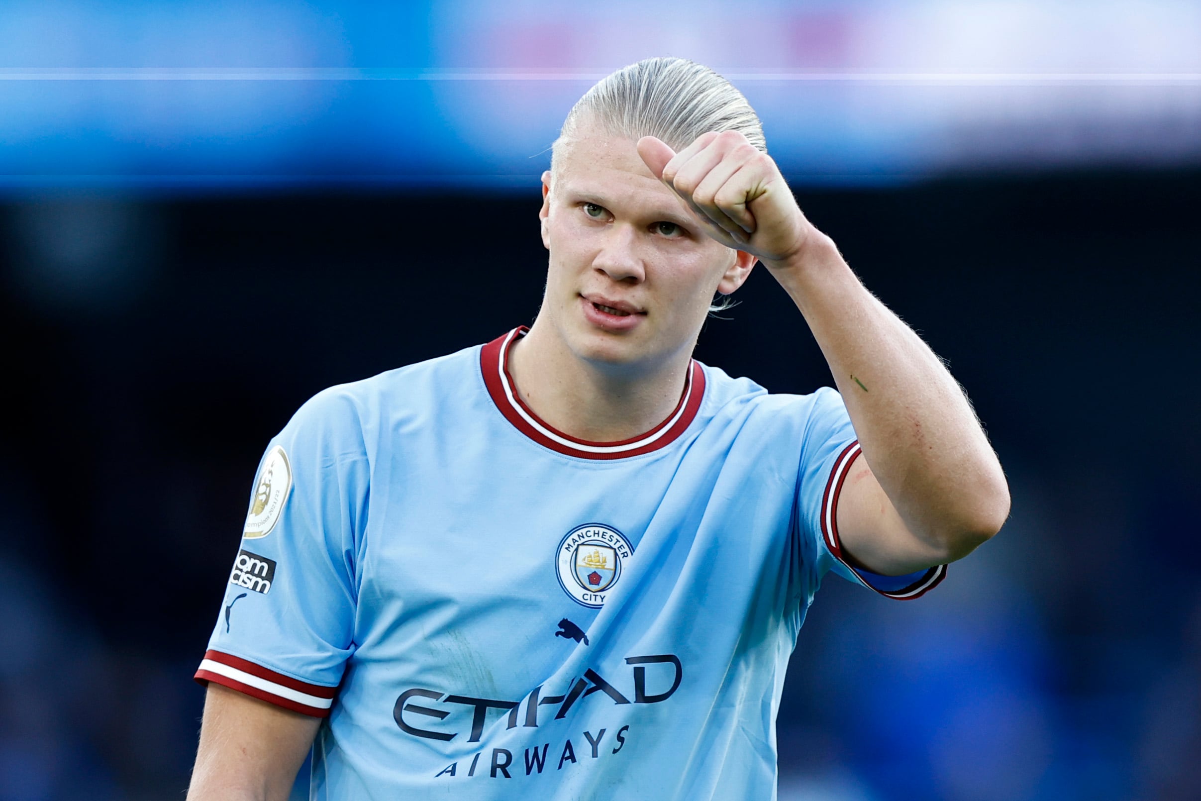 Haaland levanta el dedo en un partido del Manchester City ante el Southampton.