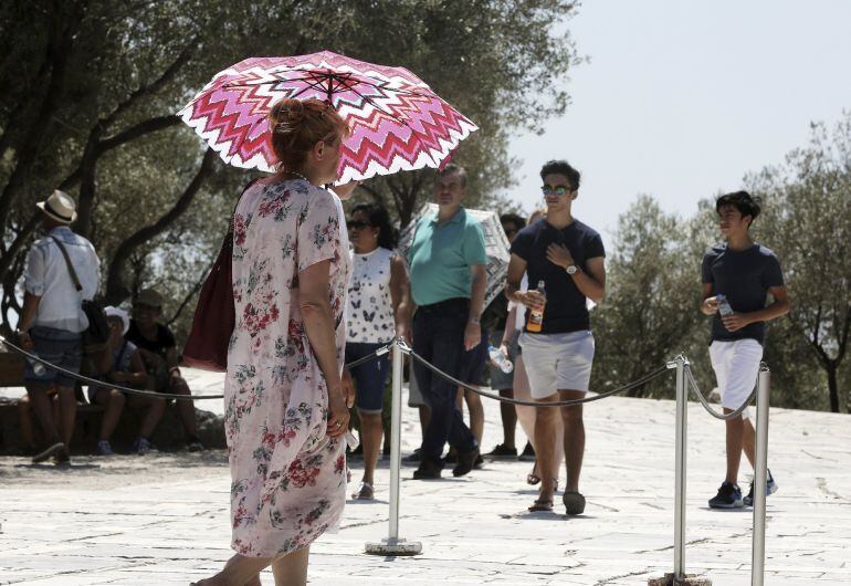 Una mujer se protege del calor.