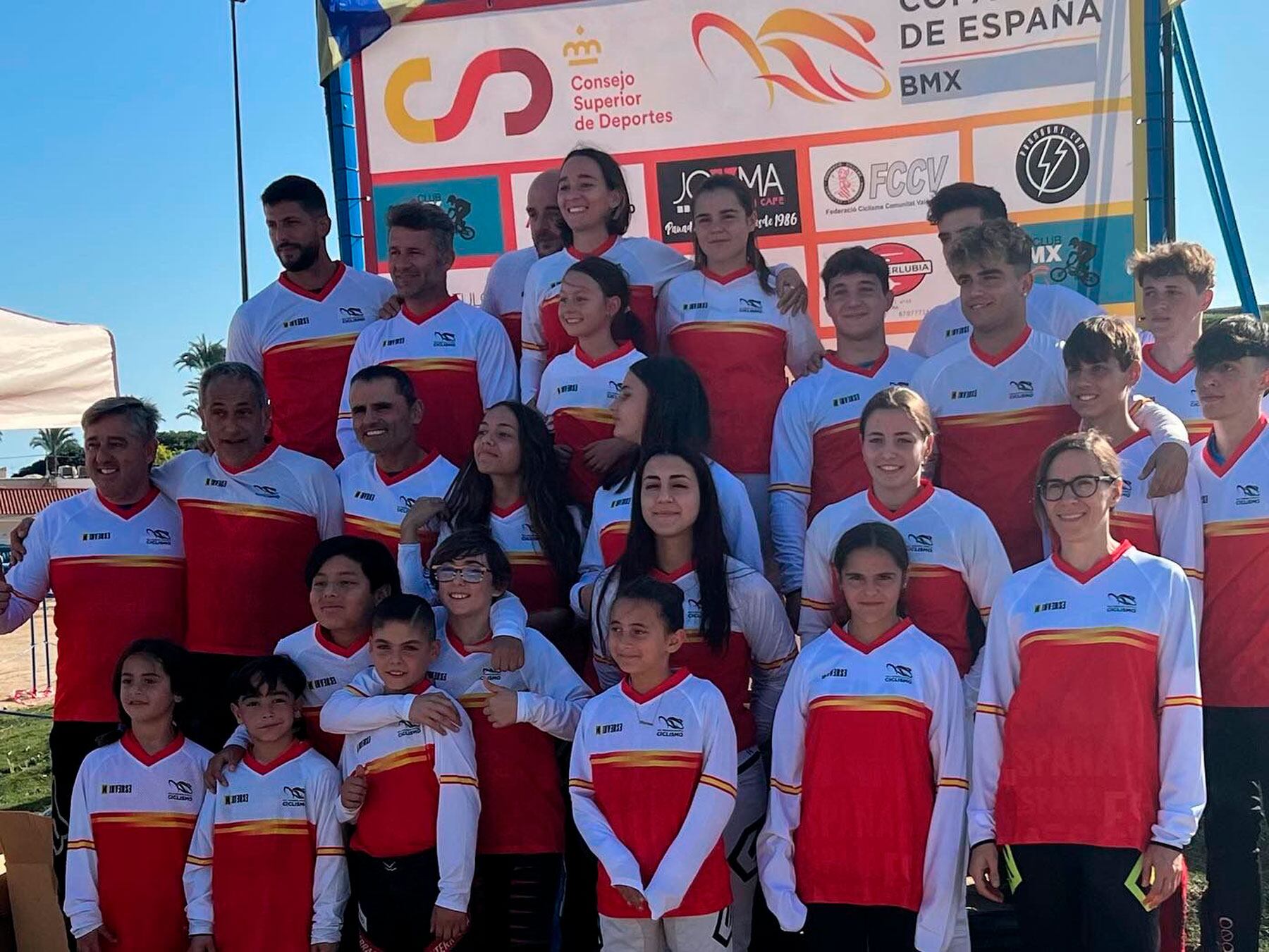 El joven Vicente García, en el centro de la imagen, con todos los campeones de España de las distintas categorías