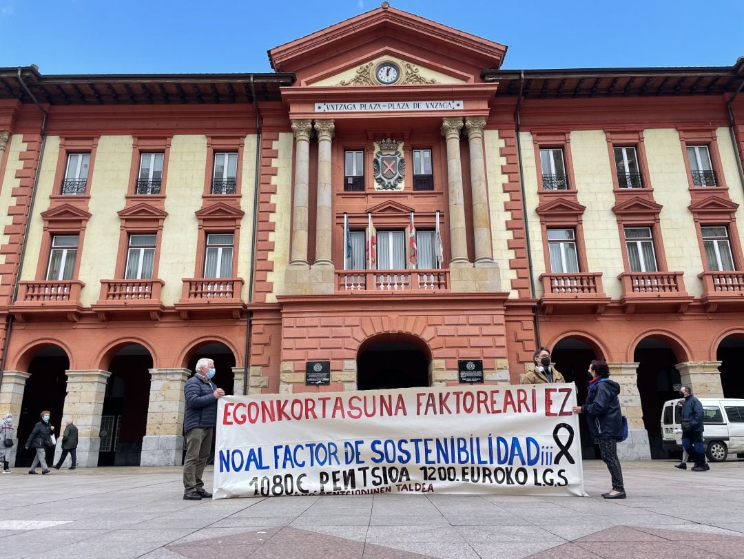 EL grupo de pensionistas se concentran como cada lunes frente al Ayuntamiento de Eibar