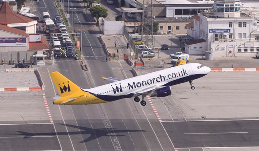 Un avión de Monarch despega en Gibraltar.