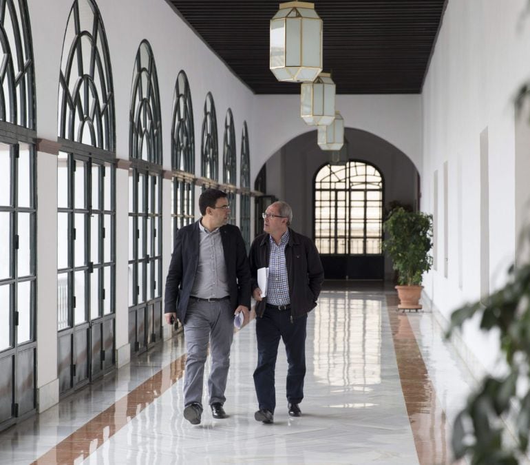 GRA071. SEVILLA, 14/04/2015.- El secretario de organización del PSOE andaluz, Juan Cornejo (d) y el portavoz parlamentario Mario Jiménez (i), a su llegada esta mañana al Parlamento de Andalucía en Sevilla, donde se ha reunido con representantes de Podemos para hablar de la composición de los órganos de la Cámara y de la investidura de Susana Díaz como presidenta de la Junta de Andalucía. EFE/Julio Muñoz