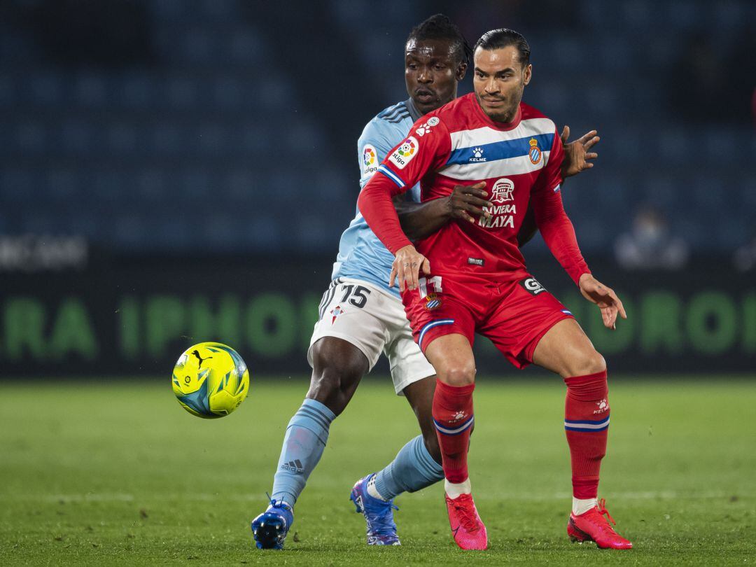 Aidoo ante Raul de Tomás durante el Celta Espanyol