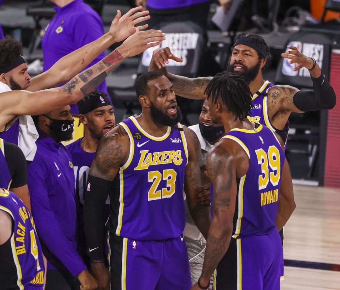 Los jugadores celebran tras la victoria ante los Nuggets. 