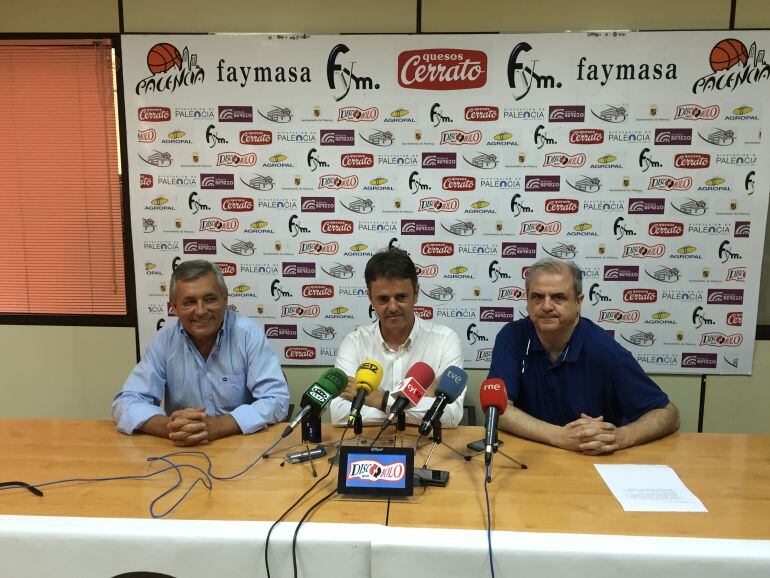 Porfi Fisac (centro), nuevo entrenador del Quesos Cerrato Palencia.