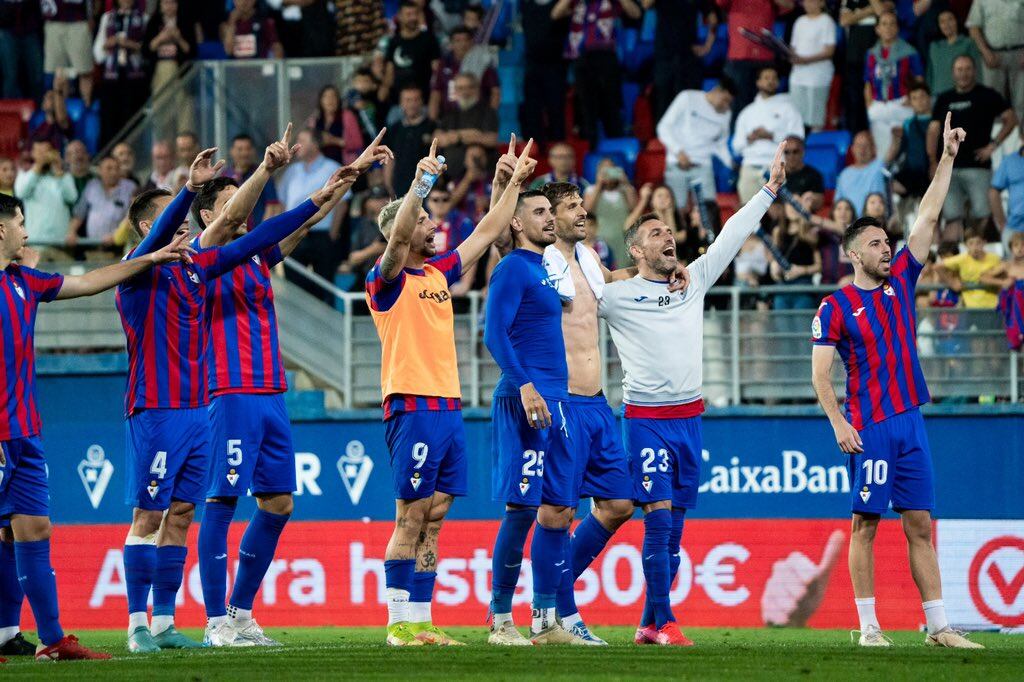 Los jugadores de la SD Eibar celebran con la grada la victoria ante el Tenerife