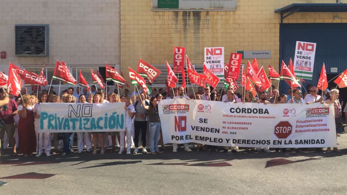 CCOO y UGT se concentran por la privatización del servicio de lavandería del SAS