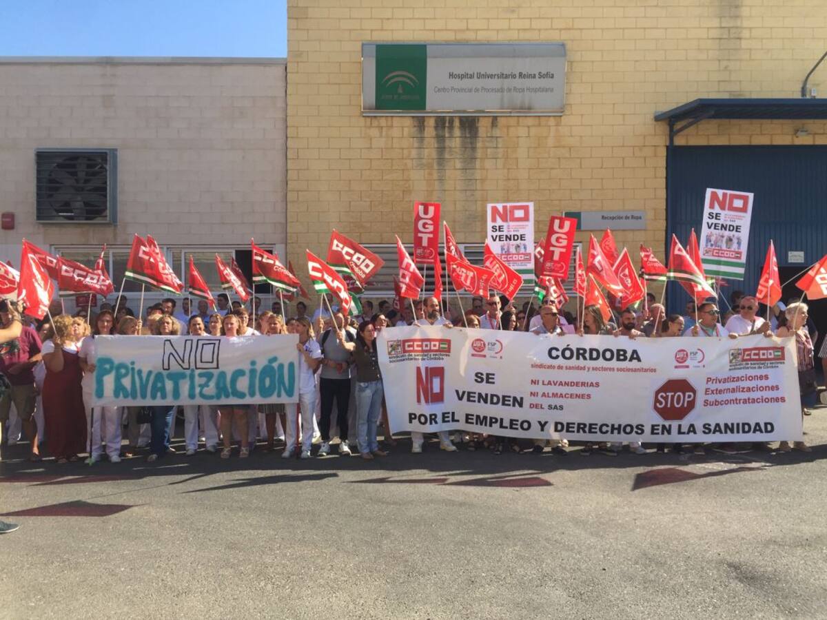 CCOO y UGT se concentran por la privatización del servicio de lavandería del SAS