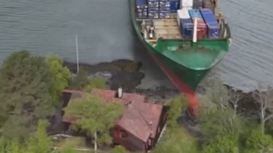 El barco entra en el jardín de la casa de Helberg.