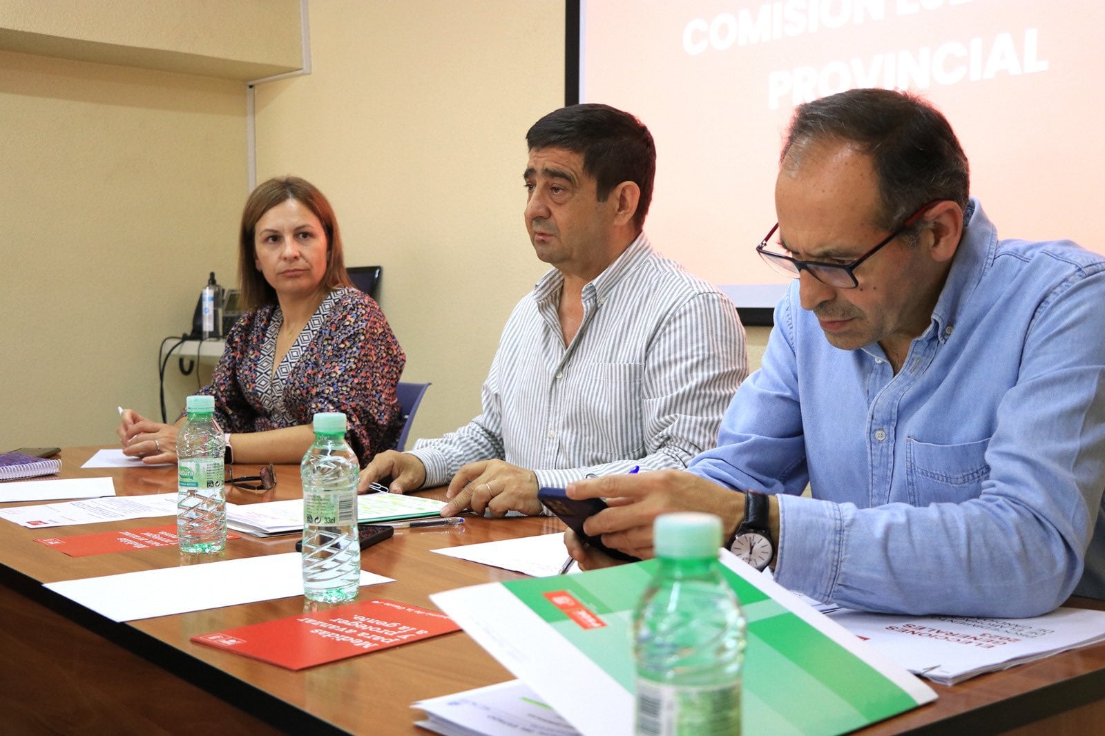 De izquierda a derecha, la secretaria de Política Municipal del PSOE, Isabel Uceda; el secretario provincial de los socialistas jienenses, Francisco Reyes, y Jacinto Viedma, secretario de organización.