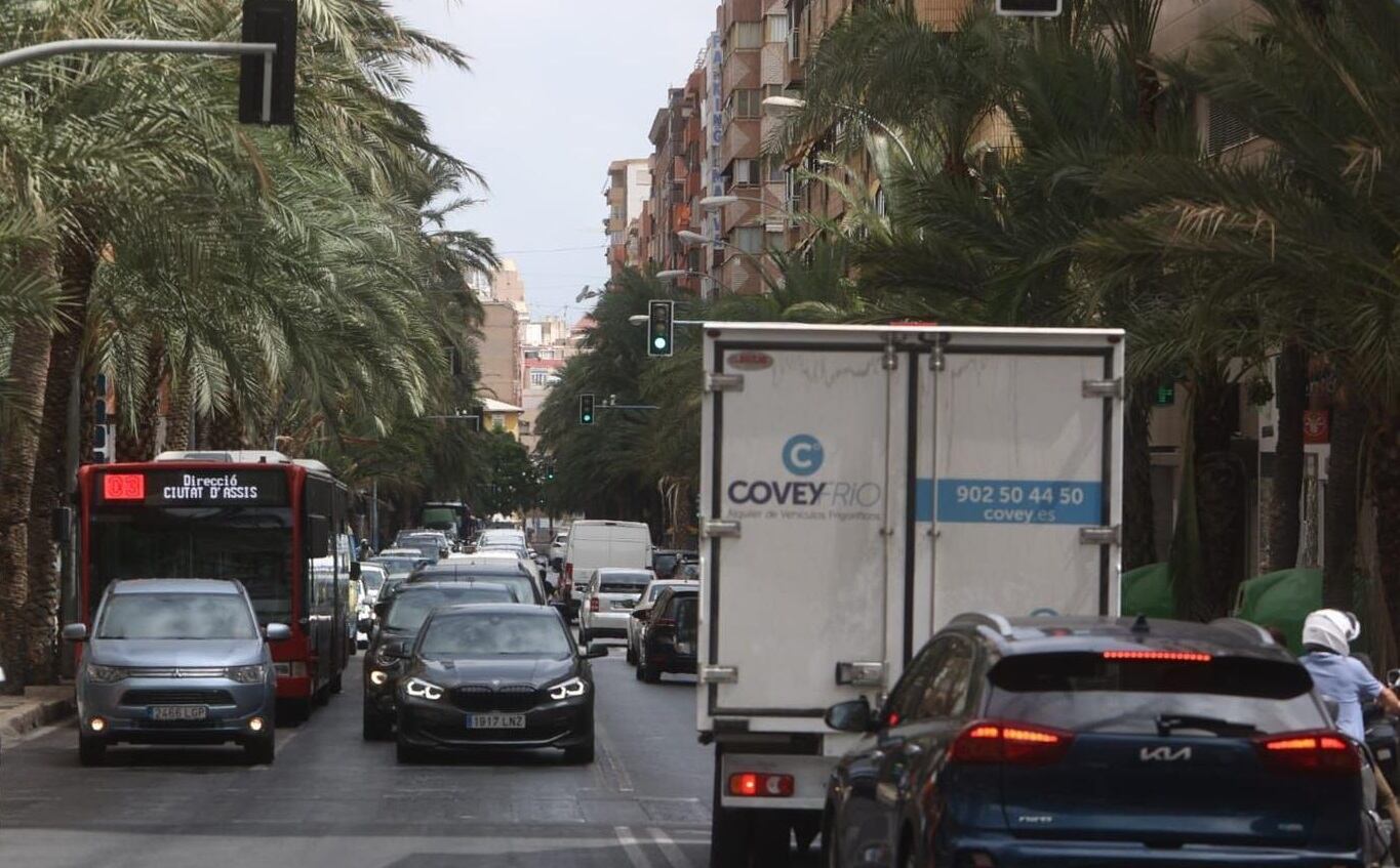 Imagen de archivo de un atasco en Benito Pérez Galdós