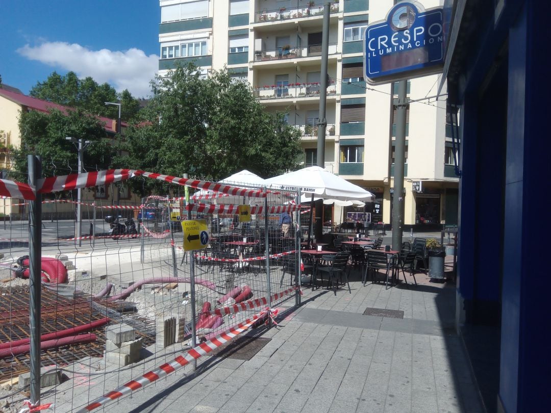 Acceso peatonal a la calle Pío XII por la calle Angulema dificultado por las obras del tranvía