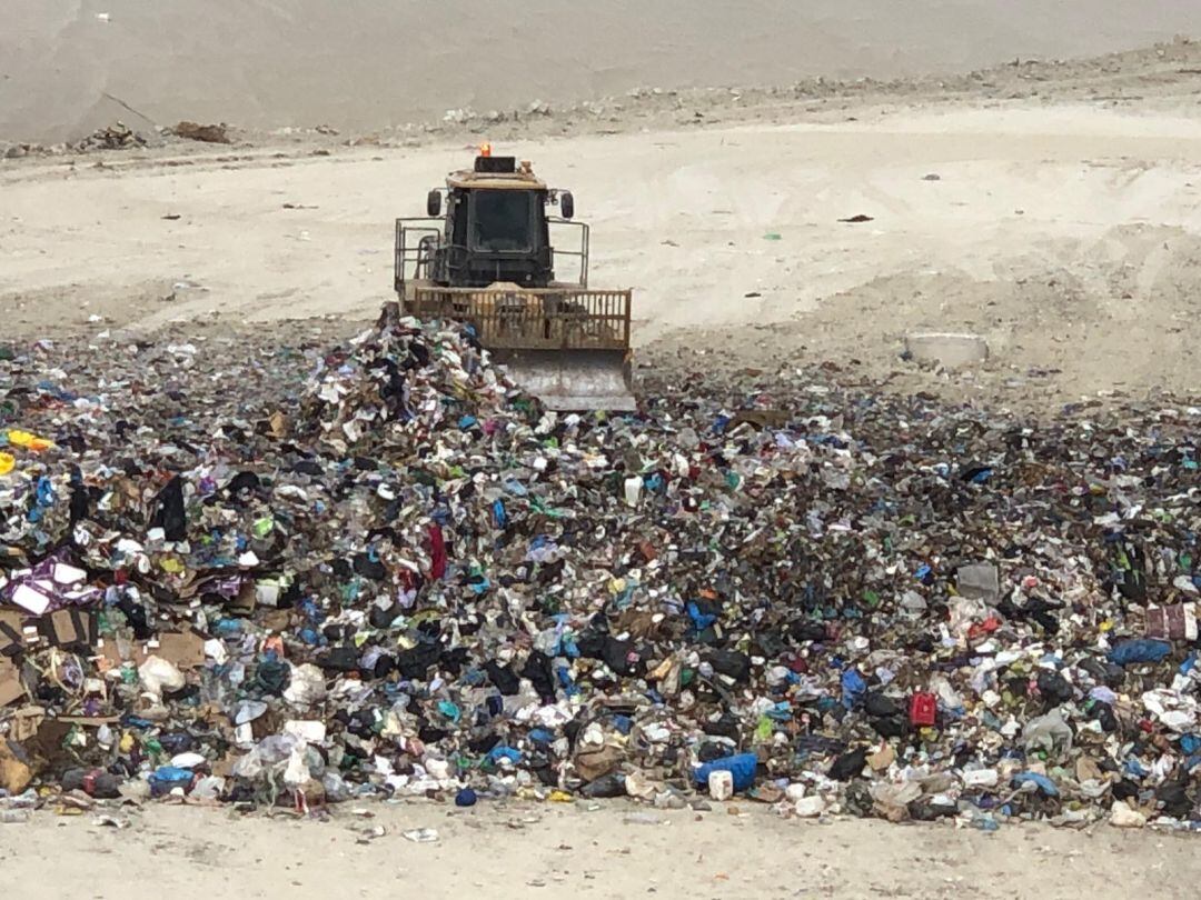 Los vertederos generan contaminación por los lixiviados que producen, que es el líquido que desprende la basura. 